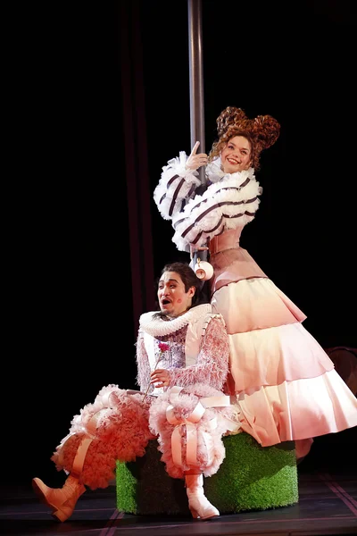 Nannetta (Olena Tokar) und Fenton (Sungho Kim)