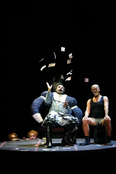Sir John Falstaff (Lucio Gallo) rechts neben dem verkleideten Ford (Mathias Hausmann), links unten  Pistola (Peter Dolinšek) und außen Bardolph (Daniel Arnaldos)