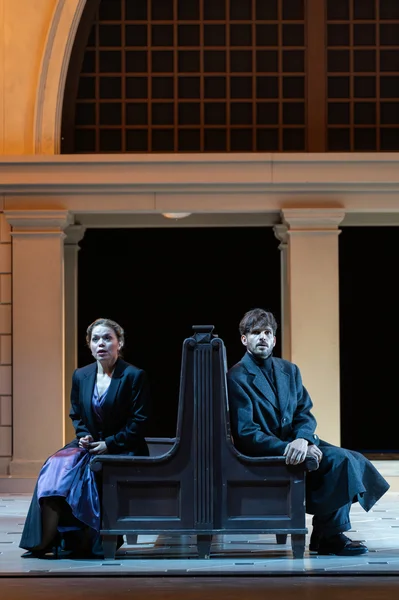 Tatjana (Olena Tokar) und Eugen Onegin (Franz Xaver Schlecht) bei ihrem Wiedersehen nach vielen Jahren