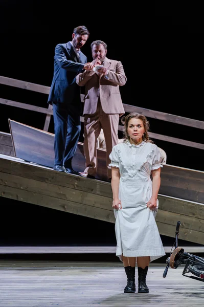 Eugen Onegin (Franz Xaver Schlecht), Lenskij (Matthias Stier) und Tatjana (Olena Tokar)