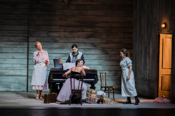 V.l.n.r.: Larina (Kathrin Göring), Filipjewna (Ulrike Schneider), Olga (Maya Gour) und Tatjana (Olena Tokar)