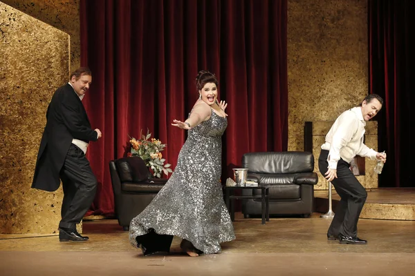 Feri von Kerekes (Milko Milev), Sylva Varescu (Friederike Meinke), Graf Boni Káncsiánu (Andreas Rainer, re)