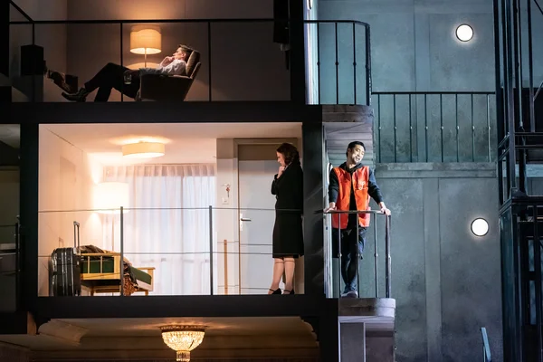 Donna Elvira (Kathrin Göring) und Leporello (Sejong Chang), oben in seinem Loft Don Giovanni (Jonathan Michie)