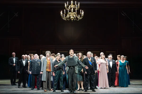 Andreas Hermann (Richard), dahinter vlnr Marie-Luise Dreßen (Barbara), Dan Karlström (Kilian), Oliver Weidinger (Simon), Nora Lentner (Beate), Chor der Oper Leipzig