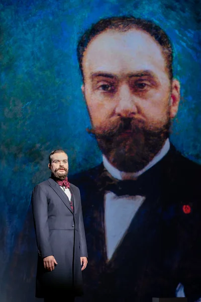 Charles Ephrussi (Jannik Harneit) vor einem Porträt des historischen Charles Ephrussi von Leon Bonnat