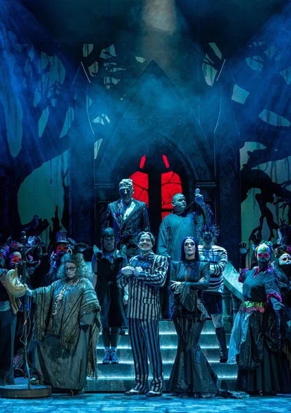 vlnr: Grandma (Sabine Töpfer), Gomez Addams (Tobias Licht), Morticia Addams (Franziska Becker), dahinter Wednesday (Olivia Delauré) und Pugsley (Da-yung Cho), oben auf der Treppe Onkel Fester (André Haedicke) und Lurch (Michael Raschle, li)