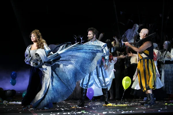 Mrs. Alice Ford (Solen Mainguené), Ford (Mathias Hausmann) und rechts Sir John Falstaff (Lucio Gallo)