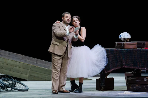 Lenskij (Matthias Stier) und Olga (Maya Gour)