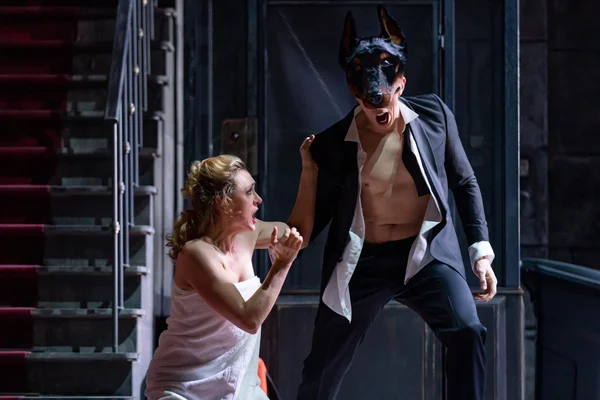 Donna Anna (Olga Jelinková) und Don Giovanni (Jonathan Michie)