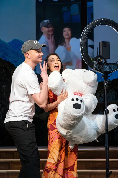 Sigismund Sülzheimer (Johann Zumbült) und Klärchen Hinzelmann (Da-yung Cho)