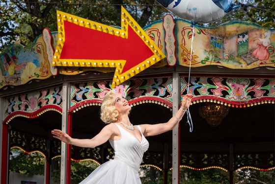 SCHWEBEND, Olivia Delauré im Garten des Felsenkellers