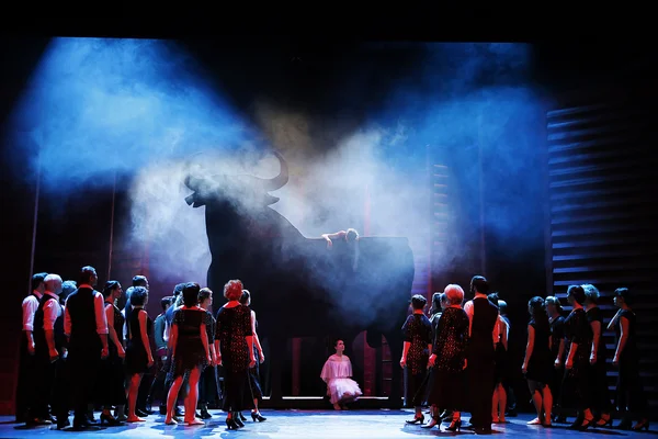 Carmen (Marta Borczakowska), Micaëla (Sara Brandão) sowie Chor und Ballett der Musikalischen Komödie