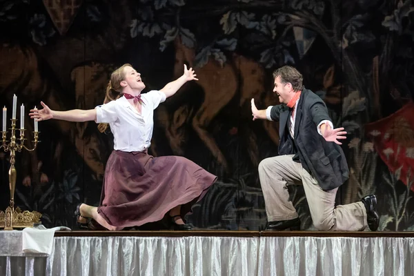 Nora Lentner (Sally) und Andreas Reiner (Bill)