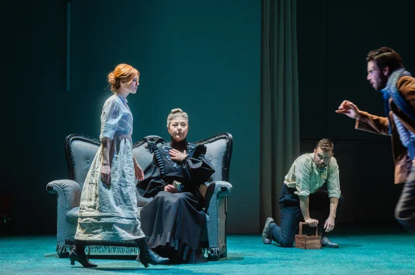 from left to right: Samantha Gaul (L’Inconnue), Ulrike Schneider (Madame Debord), Einar Dagur Jónsson (Nicolas), Franz Xaver Schlecht (Pieter)