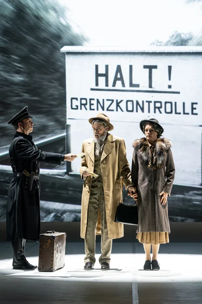 Ein Gestapooffizier (Jeffery Krueger) stoppt Viktor von Ephrussi (Rob Pelzer) und Emmy von Ephrussy (Olivia Delauré) für eine Ausweiskontrolle