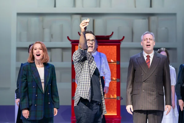 Sue Chandler (Nora Lentner), Edmund de Waal (Christof Messner) und Ignace von Ephrussie (Michael Raschle) und die kleine Figur des Hasen mit den Bernsteinaugen
