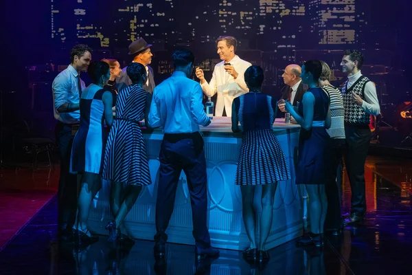 Tuomas Pursio (Frank, mit Hut), Sebastian Weber (Barkeeper George, im weißen Jackett) und das Ballett der Musikalischen Komödie (Franks Gäste)