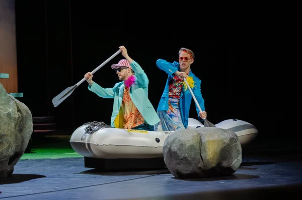 Ferrando (Josh Lovell) und Guglielmo (Jonathan Michie, re)