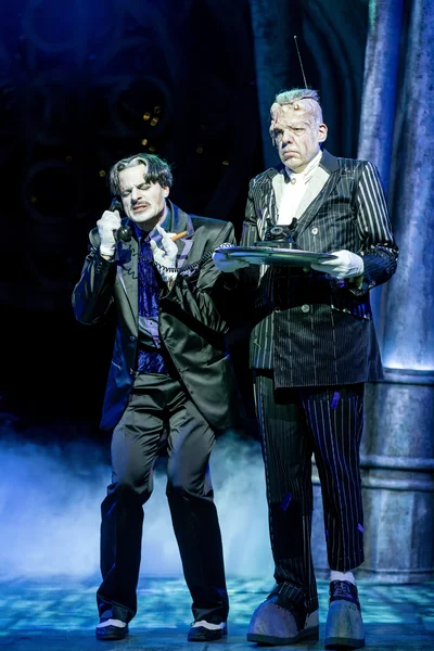 Gomez Addams (Tobias Licht), Lurch (Michael Raschle, rechts)