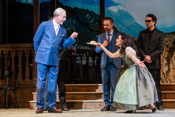 König Charles (Clayton Nemrow), Josepha Vogelhuber (Mirjam Neururer), Chor und Ballett der Musikalischen Komödie