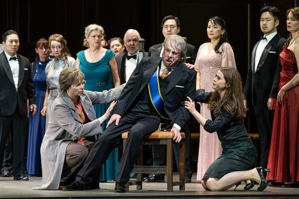 Marie-Luise Dreßen (Barbara, li), Oliver Weidinger (Simon), Nora Lentner (Beate), Chor der Oper Leipzig