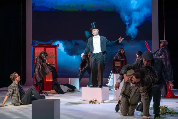 Randalierer (Ballett und Ensemblemitglieder der Musikalischen Komödie) stürmen das Palais Ephrussi in Wien. Edmund de Waal (Christof Messner) schaut vom Boden zu Edmond de Goncourt (Jeffery Krueger), während Viktor von Ephrussi (Rob Pelzer) weggeschafft wird.