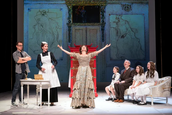Edmund de Waal (Christof Messner), die Zofe Anna (Manja Stein), Emmy von Ephrussi (Olivia Delauré), der kleine Iggie (Theodor Reindl), der alte Iggy (Michael Raschle), die kleine Gisela (Lara Maria Grindel-Denby) und die kleine Elisabeth (Malia Frantz)
