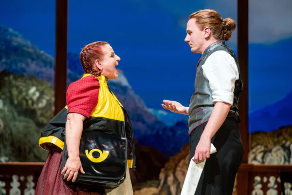 Kathi (Sabine Töpfer) und Piccolo (Moritz Carl Winklmayr)