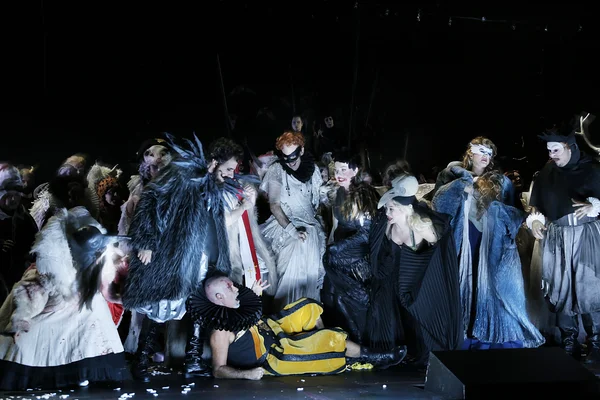 Lucio Gallo als Falstaff (in der Mitte liegend, mit Ensemble)