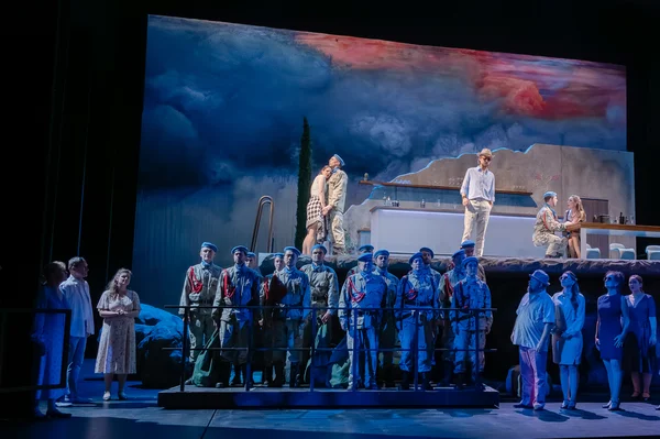 Oben, vlnr: Fiordiligi (Athanasia Zöhrer), Guglielmo (Jonathan Michie), Don Alfonso (Sejong Chang), Ferrando (Josh Lovell), Dorabella (Gabrielė Kupšytė)

Unten der Chor der Oper Leipzig