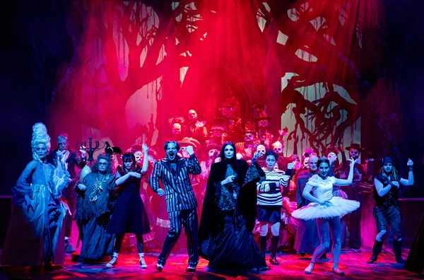 Die Familie Addams mit Ahnen (Solisten, Chor und Ballett der Musikalischen Komödie Leipzig, in der Mitte: Franziska Becker und Tobias Licht)