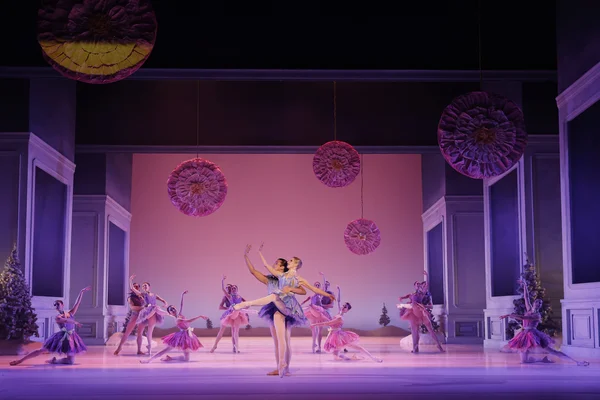 Blumenwalzer: Solopaar Evelina Andersson und Marcelino Libao. Leipziger Ballett