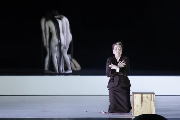 Cornelia (Ulrike Schneider) und die Parzen