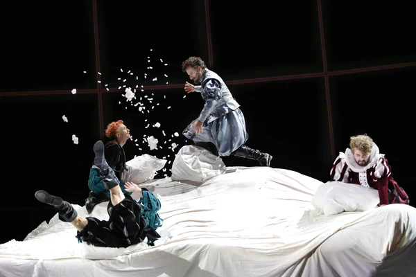 Ford (Mathias Hausmann) oben, rechts Dr. Cajus (Paul Kaufmann), links Bardolph (Daniel Arnaldos) und rutschend Pistola (Peter Dolinšek)