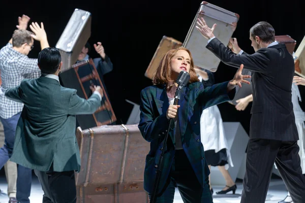 Sue Chandler (Nora Lentner) singt in einem Albtraum von Edmund de Waal