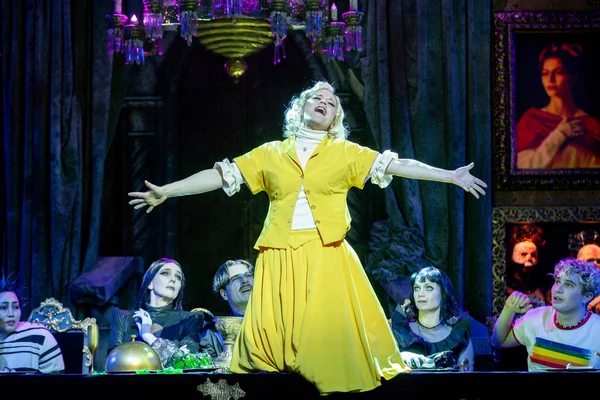 Alice Beineke (Nora Lentner) und am Tisch vlnr: Pugsley Addams (Da-yung Cho), Morticia Addams (Franziska Becker), Gomez Addams (Tobias Licht), Wednesday (Olivia Delauré), Lucas Beineke (Johann Zumbült)