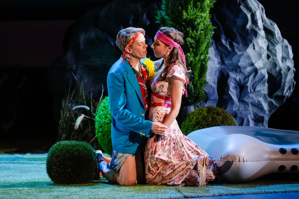 Dorabella (Gabrielė Kupšytė) und Guglielmo (Jonathan Michie)
