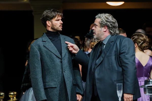 Eugen Onegin (Franz Xaver Schlecht) und Fürst Gremin (Yorck Felix Speer)