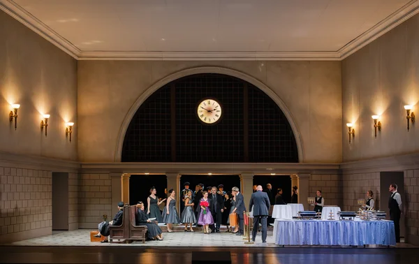 Olena Tokar (Tatjana) und Fürst Gremin (Yorck Felix Speer), dahinter und daneben Chor und Komparserie der Oper Leipzig