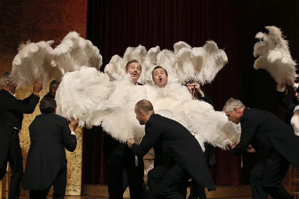 Feri von Kerekes (Milko Milev), Graf Boni Káncsiánu (Andreas Rainer, re), Chor der Musikalischen Komödie