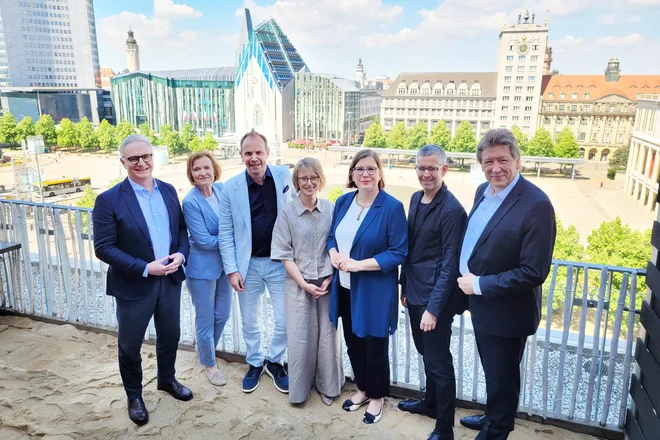 (v. l.): Patrick Schmeing (Felix-Mendelssohn-Bartholdy-Stiftung), Marit Schulz (Prokuristin Leipzig Tourismus- und Marketing GmbH), Prof. Michael Maul (Intendant Bachfest Leipzig), Lydia Schubert (Verwaltungsdirektorin Oper Leipzig und ab 01.08.2026 auch Geschäftführende Intendantin Oper Leipzig), Dr. Skadi Jennicke (Kulturbürgermeisterin der Stadt Leipzig), Andreas Reize (Thomaskantor) und Prof. Andreas Schulz (Intendant Gewandhaus zu Leipzig).