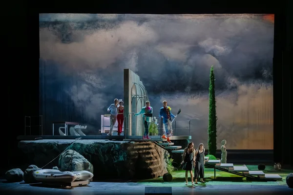 Oben links: Despina (Samantha Gaul) und Don Alfonso (Sejong Chang). 
Oben rechts: Ferrando (Josh Lovell) und Guglielmo (Jonathan Michie, re).
Unten: Dorabella (Gabrielė Kupšytė) und Fiordiligi (Athanasia Zöhrer, re).