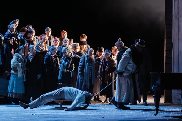 Der tote Lenskij (Matthias Stier) wird von Saretzkij (Randall Jakobsh) gezogen, dahinter Chor der Oper Leipzig