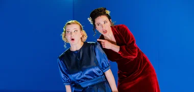 HANS SACHS Kunigunde (re, Mirjam Neururer) und Cordula (Sandra Maxheimer)