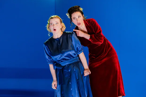 HANS SACHS Kunigunde (re, Mirjam Neururer) und Cordula (Sandra Maxheimer)