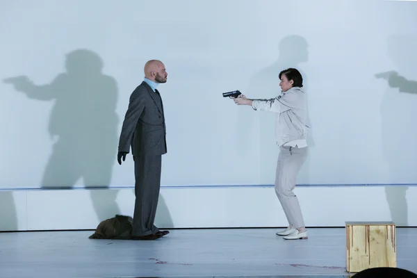 Achilla (li, Franz Xaver Schlecht) und Sesto (Kathrin Göring)