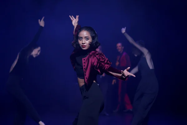 LA ÚLTIMA NOCHE by Pedro Luz & David Horton-Sibble // Vivian Wang  / hinter ihr Caetana Silva Dias, Giulia della Valle, Ludovico Tambara