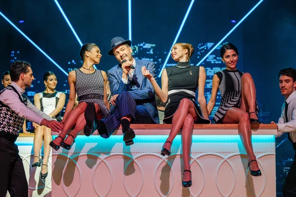Tuomas Pursio (Frank) und Ballett der Musikalischen Komödie (Franks Gäste)