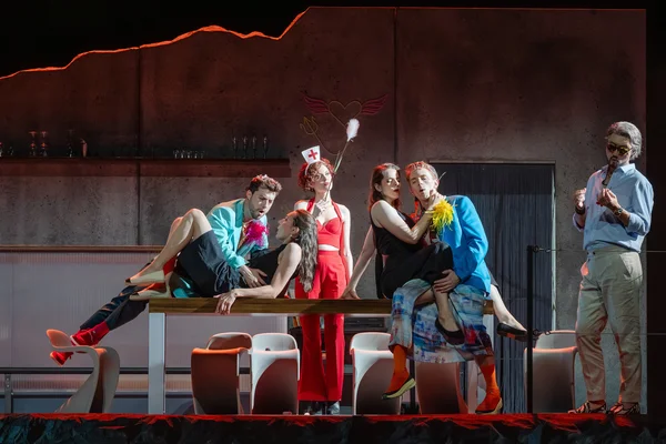 vlnr: 
Ferrando (Josh Lovell), 
Dorabella (Gabrielė Kupšytė), 
Despina (Samantha Gaul), 
Fiordiligi (Athanasia Zöhrer), 
Guglielmo (Jonathan Michie), 
Don Alfonso (Sejong Chang)