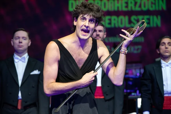 Joël Zupan singt »Die Großherzogin aus Gerolstein«, dahinter Chor der Musikalischen Komödie